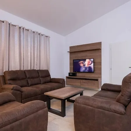 House Luca פורץ