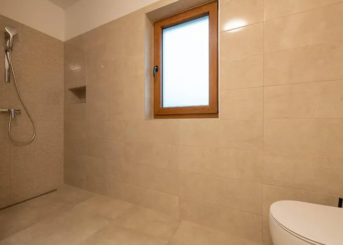 House Luca Nyaraló *