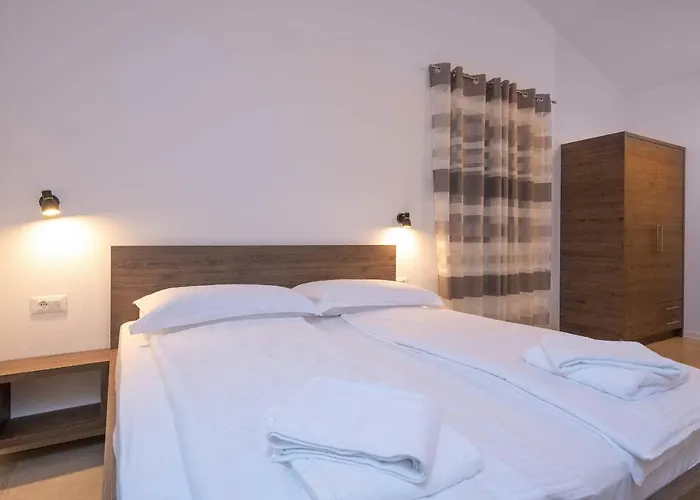 House Luca Nyaraló *